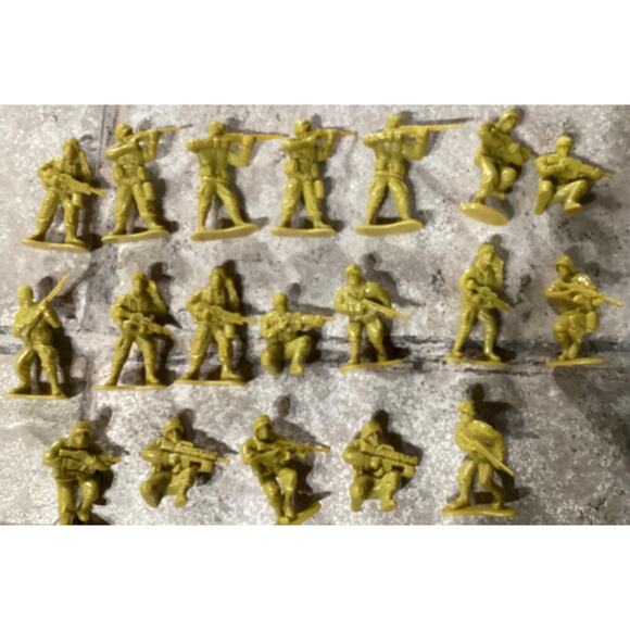 Lot of 19 Vintage Plastic Army Men Toys Figurines - Picture 2 of 8